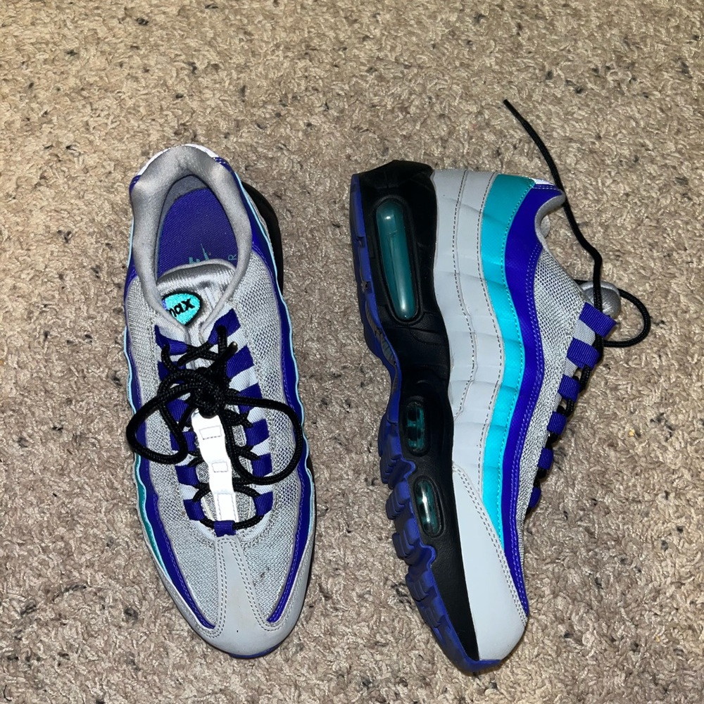Woman’s Nike Airmax shoes